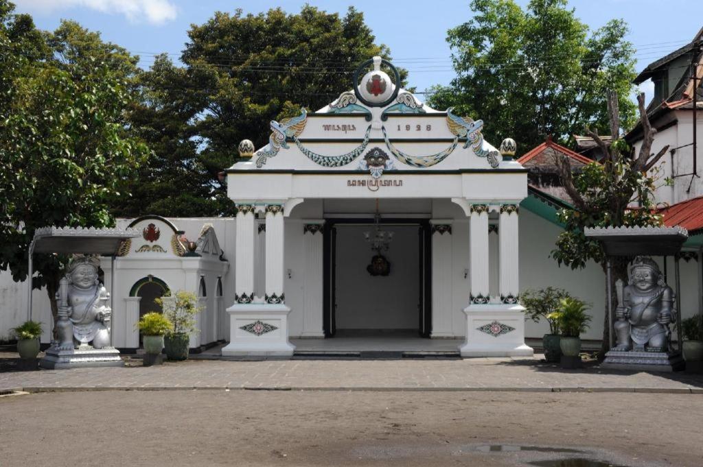 Happy Family Hotel Yogyakarta Ngoại thất bức ảnh
